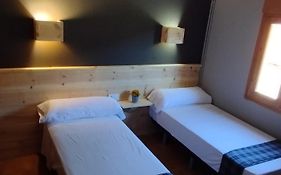 Hostal Casa Pirineus & Deportes De Aventura
